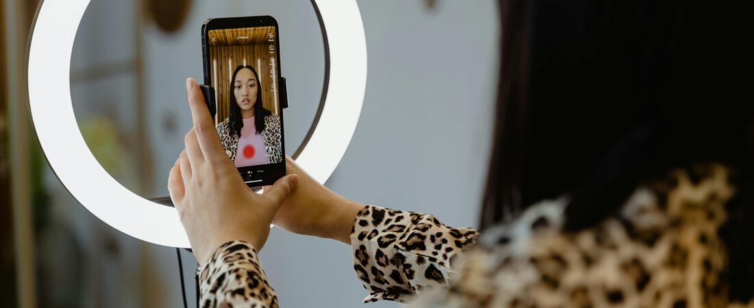 Cómo crear videos virales para TikTok y Reels usando IA en tiempo récord