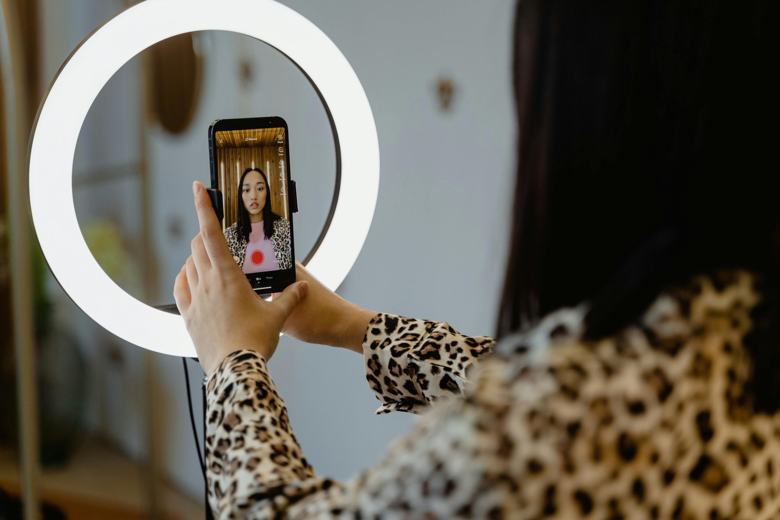 Cómo crear videos virales para TikTok y Reels usando IA en tiempo récord