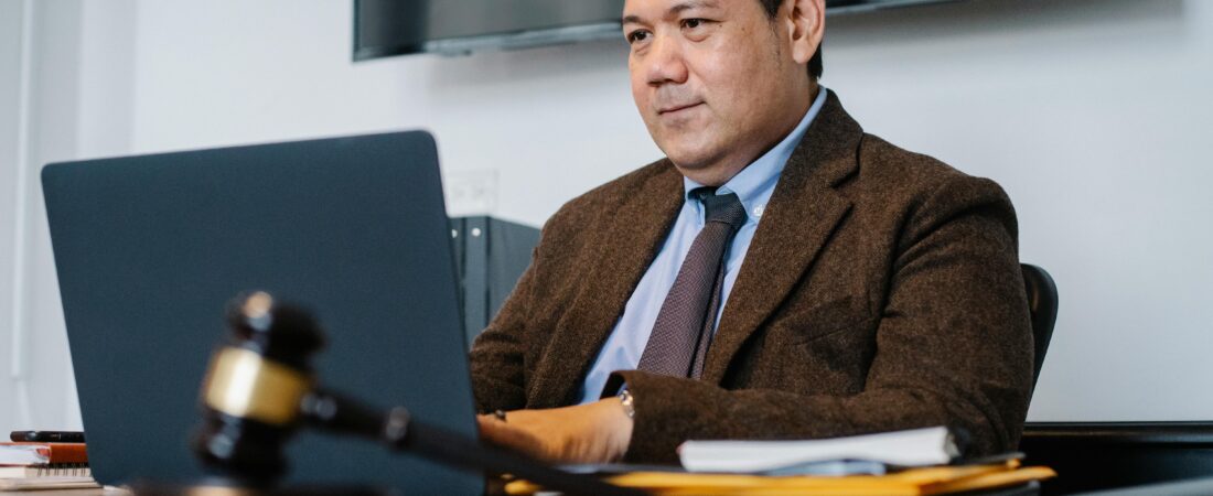 Cómo la IA está transformando las profesiones tradicionales (Leyes, Salud y Finanzas)