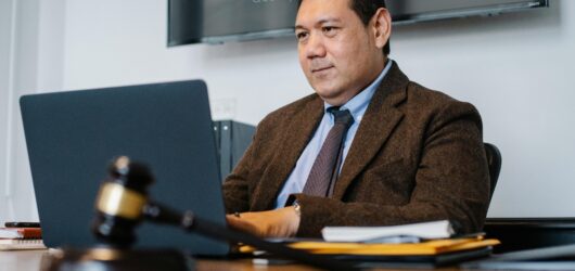 Cómo la IA está transformando las profesiones tradicionales (Leyes, Salud y Finanzas)
